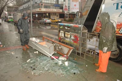 Otomobil Polis Aracına Çarptı: 2 Yaralı