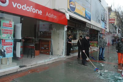 Otomobil Polis Aracına Çarptı: 2 Yaralı