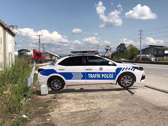 Kazalara 'dur' demek için yola maket polis aracı koydular