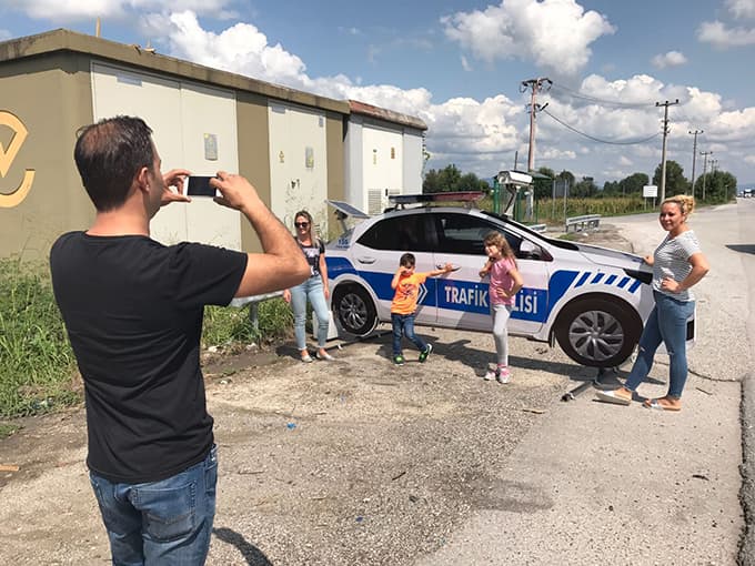 Kazalara 'dur' demek için yola maket polis aracı koydular