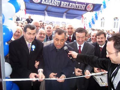 <p><font face="arial,helvetica,sans-serif" size="2">A&ccedil;ılışta konuşan Milletvekili Hasan Ali &Ccedil;elik, şubenin Karasu ve Kocaali il&ccedil;elerine hizmet vereceğini s&ouml;yledi. <font color="#333399">Tersane, organize sanayi b&ouml;lgesi ve kurulması planlanan demir &ccedil;elik fabrikasıyla birlikte b&ouml;lgedeki istihdamın artacağına dikkati &ccedil;eken &Ccedil;elik,</font> sosyal g&uuml;venlik işlemlerinin rahat ve g&uuml;venli bi&ccedil;imde olabilmesinde şubenin katkısının olacağını dile getirdi.<br /><br /></font><font face="arial,helvetica,sans-serif" size="2">Karasu Sosyal G&uuml;venlik Şubesi'nin a&ccedil;ılışını Vali H&uuml;seyin Atak, Milletvekilleri Hasan Ali &Ccedil;elik, Recep Yıldırım ve Ayhan Sefer &Uuml;st&uuml;n kurdeleyi keserek yaptı. <br /></font></p>