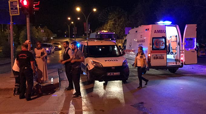 54 plakalı otomobil İzmit'te ticari taksiyle çarpıştı