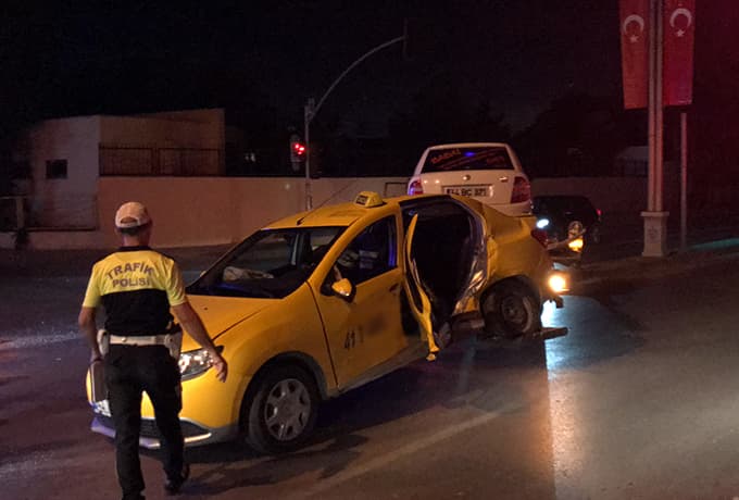 54 plakalı otomobil İzmit'te ticari taksiyle çarpıştı