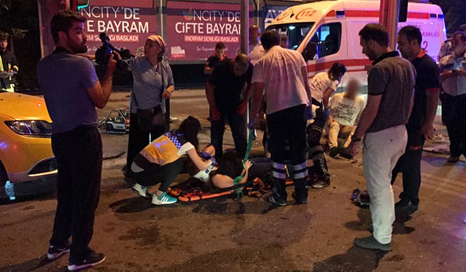 54 plakalı otomobil İzmit'te ticari taksiyle çarpıştı