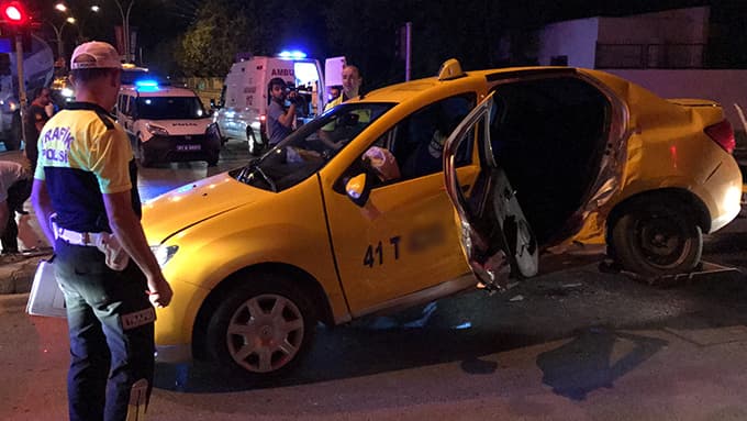 54 plakalı otomobil İzmit'te ticari taksiyle çarpıştı