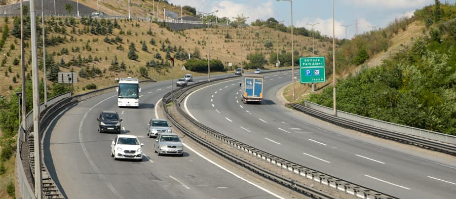 D-100 Karayolu'nda trafik normal seyrinde