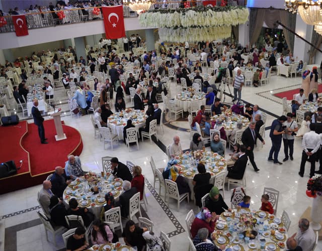 Valilikte, şehit yakınları ve gazilere yemek verildi
