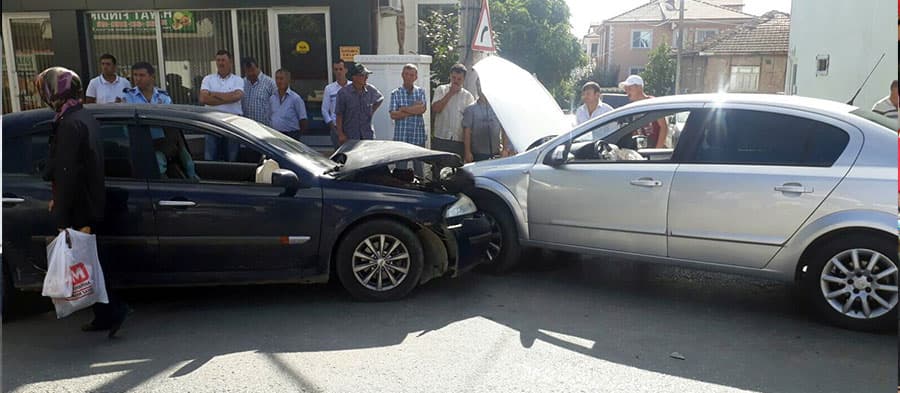 İki otomobil kafa kafaya çarpıştı