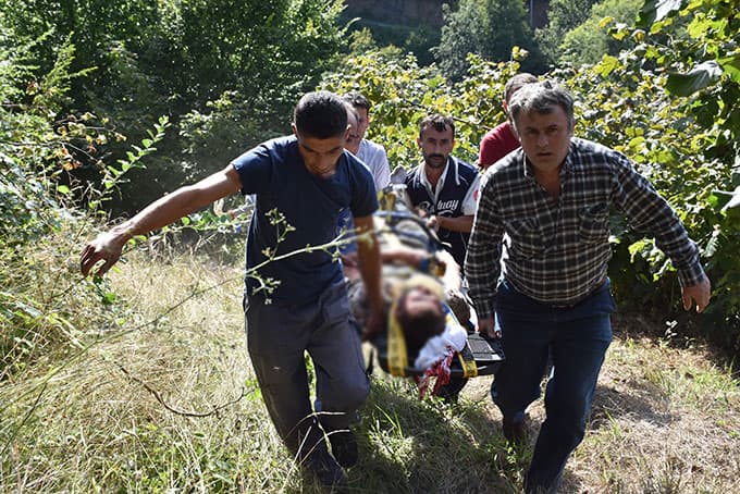 Kamyonet uçuruma yuvarlandı