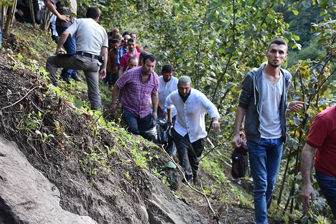 Kamyonet uçuruma yuvarlandı
