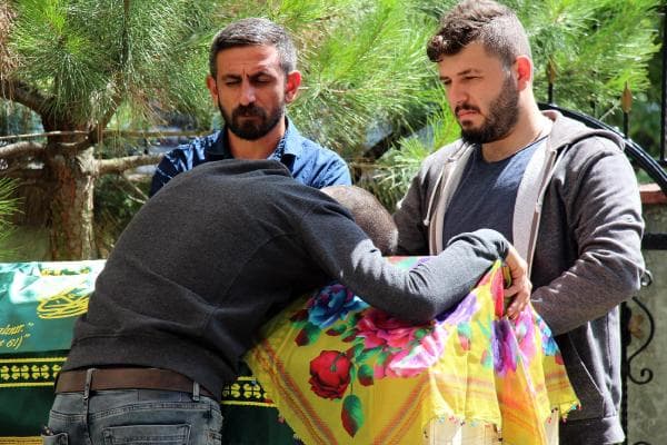 Eşiyle motosiklet kazasında ölen genç kadın toprağa verildi
