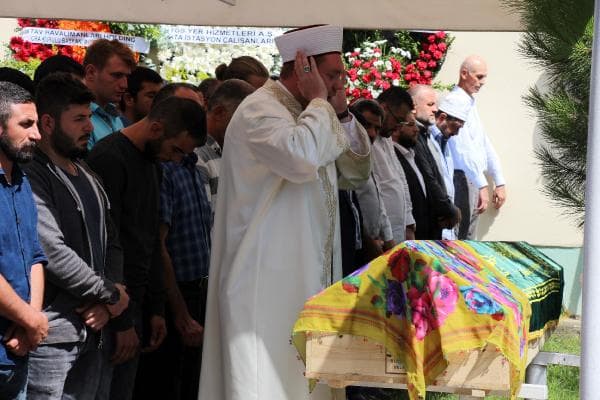 Eşiyle motosiklet kazasında ölen genç kadın toprağa verildi