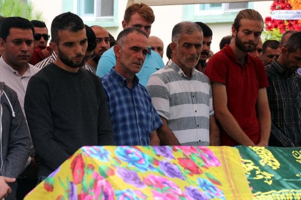 Eşiyle motosiklet kazasında ölen genç kadın toprağa verildi