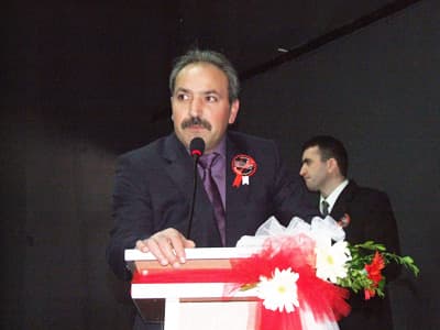 <strong><font face="Arial" size="2">&Ccedil;anakkale Şehitleri G&ouml;zyaşlarıyla Anıldı</font></strong> <p><font size="2"><font face="Arial">Davetlilerin zaman zaman g&ouml;zyaşları arasında izlediği programın a&ccedil;ılış konuşması yapan Z&uuml;beydehanım İlk&ouml;ğretim Okulu M&uuml;d&uuml;r&uuml; Tekin Ateş, T&uuml;rk Milletinin b&ouml;l&uuml;nmez b&uuml;t&uuml;nl&uuml;ğ&uuml; uğruna vatanı kanları ve canlarıyla koruyan &Ccedil;anakkale Şehitlerini rahmet ve ş&uuml;kranla bir kez daha andıklarını belirtti.</font></font></p>