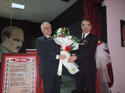 <strong><font face="Arial" size="2">Şehit Babasına &Ccedil;i&ccedil;ek Verdi</font></strong> <p><font size="2"><font face="Arial">&Ccedil;anakkale Zaferiyle ilgili şiirlerin okunduğu, asker kıyafetli &ouml;ğrencilerin o g&uuml;nleri canlandıran tiyatro oyunları sergilediği, okul korosunun &Ccedil;anakkale T&uuml;rk&uuml;leri seslendirdiği programda Harp Mal&uuml;l&uuml; Gaziler, Şehit Dul ve Yetimler Derneği Onursal Başkanı Salim Yarar&rsquo;ın duygu y&uuml;kl&uuml; konuşması ve okuduğu şiirler b&uuml;y&uuml;k alkış aldı.<br /><br />Serdivan Kaymakamı Fahri Keser şehit babası Salim Yarar&rsquo;a &ccedil;i&ccedil;ek vererek tebrik etti.</font></font></p>