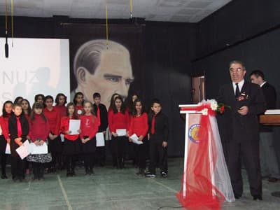 <strong><font face="Arial" size="2">Kaymakam, &Ouml;ğrencileri Kutladı</font></strong> <p><font face="Arial" size="2">Z&uuml;beydehanım İlk&ouml;ğretim Okulu &ouml;ğrencilerinin b&uuml;y&uuml;k beğeni toplayan Şehitler G&uuml;n&uuml; Anma Programında, &Ccedil;anakkale zaferiyle ilgili d&uuml;zenlenen kompozisyon, şiir ve resim yarışmalarında dereceye giren &ouml;ğrencilere &ouml;d&uuml;lleri verildi. &Ouml;ğrencilere &ouml;d&uuml;llerini veren Serdivan Kaymakamı Fahri Keser yaptığı konuşmada Z&uuml;beydehanım İlk&ouml;ğretim Okulu &ouml;ğretmen ve &ouml;ğrencilerini başarılı programları nedeniyle kutladı. <br /></font></p>