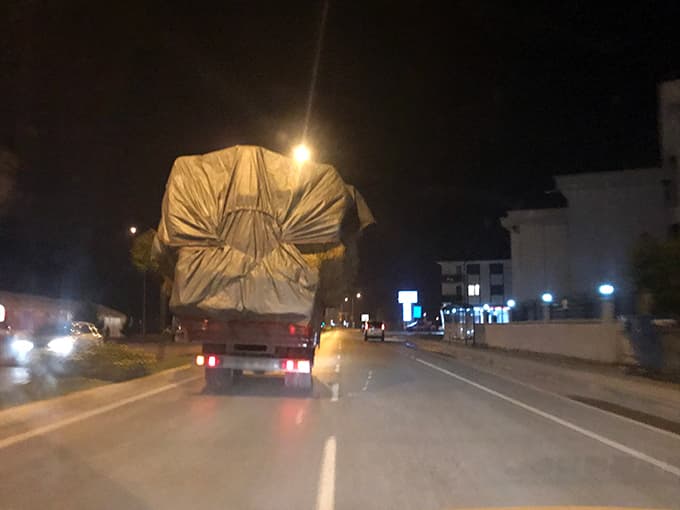 Saman yüklü kamyon trafikte tehlike saçtı