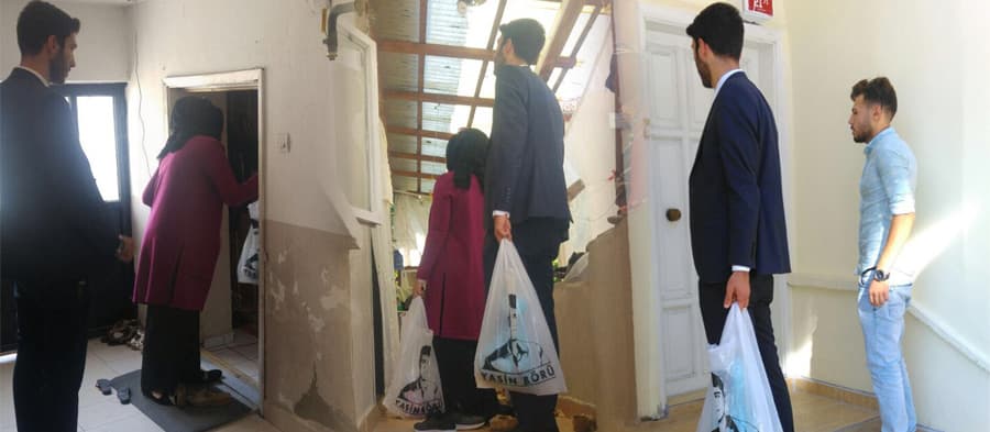 Şehit Yasin Börü için kurban eti dağıttılar