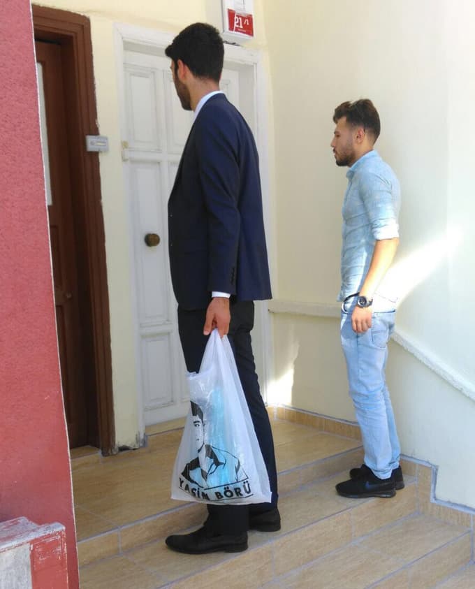 Şehit Yasin Börü için kurban eti dağıttılar
