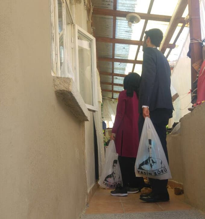 Şehit Yasin Börü için kurban eti dağıttılar