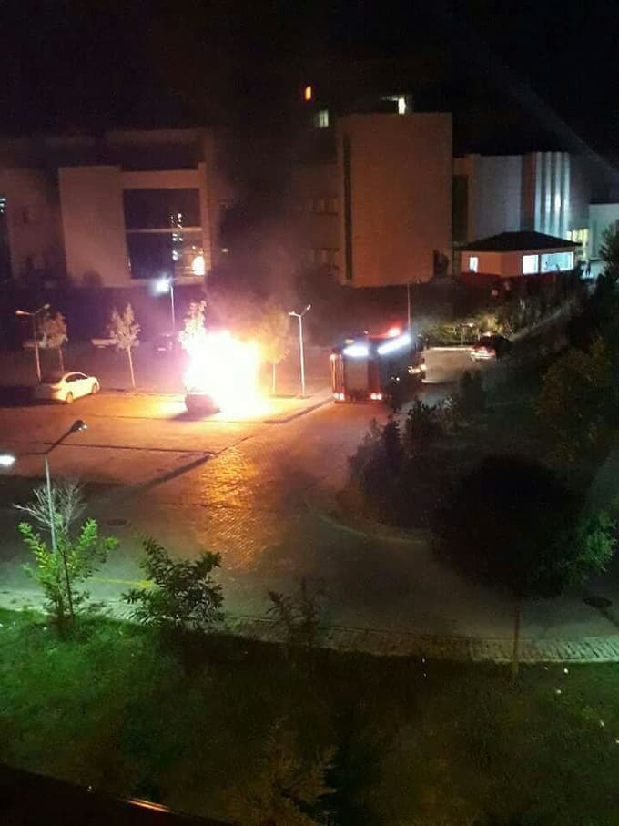 Hastanenin otoparkındaki araç alev alev yandı