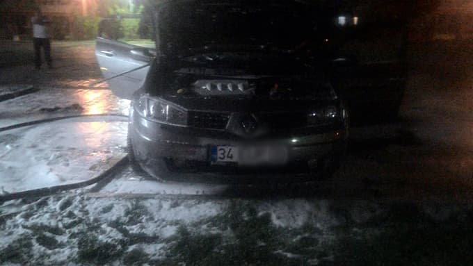 Hastanenin otoparkındaki araç alev alev yandı