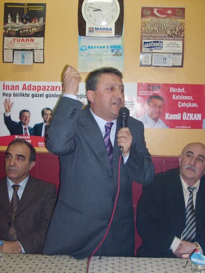 <font face="Arial" size="2"><strong>Taşeronluğu Kaldıracağız</strong> <br /><br />Belediyedeki b&uuml;t&uuml;n işlerin taşeronlar vasıtasıyla yaptırılmasını eleştiren Kamil &Ouml;zkan, <font color="#333399">&ldquo;Biz taşeronlaşmaya son vereceğiz.Taşeron firmalarda asgari &uuml;cretle &ccedil;alıştırılmaya reva g&ouml;r&uuml;len hemşerilerimizi de belediyemiz personeli yaparak, insanlık onuruna yaraşır koşullara kavuşturacağımıza sizlerin huzurunda s&ouml;z veriyorum&rdquo;</font> diye konuştu.<br />&nbsp;<br /><strong>Proje Dediklerinin Bedelini Kat Kat Alıyorlar</strong><br /><br />&Ouml;zkan, <font color="#333399">&ldquo;En &ouml;nemli sorunlarımızın başında yer alan, halkımızın yıllardır sıkıntı &ccedil;ektiği imar tadilatları sorunu var. Bu sorunu &ccedil;&ouml;zmek boynumuzun borcu&rdquo; <font color="#000000">diye g&ouml;reve geldiğinde bu sorunu &ccedil;&ouml;zeceğine s&ouml;z verdi. Esnafı ziyaretlerinde aynı zamanda sıkıntılarını paylaşan &Ouml;zkan,</font> &ldquo;Cuma ve Pazartesi pazarı kapalı pazar yerine &ccedil;evrildi. Esnafım,<strong> &lsquo;Bu &ccedil;atının bedelini bizden kat kat aldılar&rsquo; </strong>diye bana şikayet etti.Hızırtepe pazar sokağı ise &ccedil;amur i&ccedil;inde. Biz Hızırtepemize başta Pazar yerini size yakışır hale getirerek işe başlayacağız.&rdquo;</font> dedi.</font> <p><font face="Arial" size="2"><strong>Kilidi A&ccedil;acak Anahtar Sizin Elinizde<br /></strong><br />Artık Adapazarı&rsquo;nın değişime&nbsp; ihtiyacı olduğunu vurgulayan Kamil &Ouml;zkan, <font color="#333399">&ldquo;Kilidi a&ccedil;acak anahtar sizin elinizde. &Ouml;n&uuml;m&uuml;zde fırsat var&nbsp;gelin bu kilidi a&ccedil;alım&rdquo;</font> dedi. Kamil &Ouml;zkan&rsquo;ın bu konuşmaları sık sık &lsquo;<font color="#333399">Halk&ccedil;ı Başkan Kamil &Ouml;zkan&rsquo;</font>,<font color="#333399"> &ldquo;Biz inandık siz de inanın&rdquo;</font> s&ouml;zleri ile destek bulurken&nbsp; kesilen başkan adayı &Ouml;zkan da, <font color="#333399">&ldquo;Hep birlikte g&uuml;zel g&uuml;nler g&ouml;receğiz&rdquo;</font>dedi. </font></p>