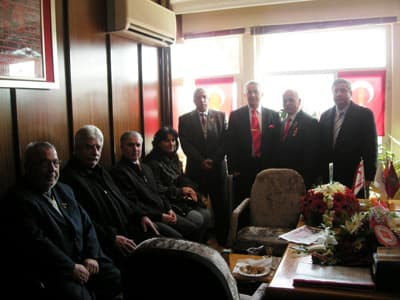 <font face="Arial" size="2">Şanlı T&uuml;rk ordusunca tarihte hak ettiği onurlu yerini almış olan &Ccedil;anakkale Zaferi, s&uuml;ng&uuml;n&uuml;n &ccedil;eliğe, iman ve vatan sevgisinin teknolojiye galip geldiği destan olarak d&uuml;nyaca kabul g&ouml;rm&uuml;şt&uuml;r.<br />&nbsp;<br />18 Mart 1915 yılında &Ccedil;anakkale'de kazanılan zafer aslında, bir milletin &ouml;zg&uuml;rl&uuml;ğ&uuml; ve vatanı uğruna d&uuml;nyayı nasıl dize getireceğini de a&ccedil;ık&ccedil;a g&ouml;stermiştir. &Ccedil;anakkale Zaferi, &ouml;zg&uuml;rl&uuml;k ve bağımsızlık gibi erdemleri ulusal karakteri haline getiren bir milletin iradesini ger&ccedil;ek &ouml;nderle birleştirdiği zaman hi&ccedil;bir engel tanımayacağının ispatı a&ccedil;ısından da b&uuml;y&uuml;k &ouml;nem taşımaktadır.<br />&nbsp;<br /><font color="#333399">T&uuml;rk milleti ve şanlı ordusu, tarihinin her d&ouml;neminde ş&uuml;phesiz, &Ccedil;anakkale'deki gibi daha nice destanlar yazacak kudret, inan&ccedil;, kararlılık ve &uuml;st&uuml;n cesarete sahiptir. T&uuml;rk milletinin, en g&uuml;&ccedil;l&uuml; teminatı da işte tam olarak bu şuurdur. Ulu &Ouml;nder Atat&uuml;rk ile cephedeki yiğitlerini zaferden zafere eriştiren bu milli irade, &uuml;lkemizin daha da aydınlık yarınlara ulaşmasının da teminatı olacaktır.</font><br />&nbsp;</font>