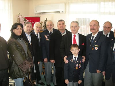 <p><font face="arial,helvetica,sans-serif" size="2">Şimdi, T&uuml;rkiye Cumhuriyeti&rsquo;nde yaşayan herkes, tarih boyu bir g&uuml;l bah&ccedil;esine girercesine toprağa d&uuml;şen şehitlerimizin omuzlarımıza y&uuml;klediği &ouml;nemli sorumluluğun bilincine daha fazla varmak zorundadır.<br />&nbsp;<br />Bug&uuml;n, T&uuml;rk milleti adına bize d&uuml;şen g&ouml;rev ise, savaşları geride bırakarak d&uuml;nyada artık barışın egemen olmasını sağlayabilmektir. Aydınlık yarınlara ulaşabilmek ise, ancak ekonomisi, eğitimi, bilimi ve demokrasi g&uuml;&ccedil;l&uuml; bir T&uuml;rkiye ile m&uuml;mk&uuml;n olacaktır.<br />&nbsp;<br />Bu duygularla, 18 Mart &Ccedil;anakkale Zaferi&rsquo;nin 94. yıld&ouml;n&uuml;m&uuml; ile birlikte t&uuml;m aziz şehitlerimizin anıldığı Şehitler Haftası hayırlara vesile olsun.&rdquo; dediler...<br /></font><a href="http://www.hasancelebi.com/"><font face="arial,helvetica,sans-serif" size="2">www.hasancelebi.com</font></a></p>