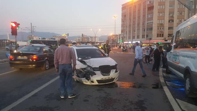 Sakaryalı sürücü, ambulansa yol vermek isterken kaza geçirdi