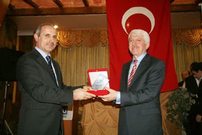 <br /><font size="2"><font face="Arial"><strong>Duygusal Anlar Yaşandı</strong><br /><br />Ger&ccedil;ekleştirilen programlarda duygusal anlarda yaşandı. &Ouml;zellikle Başkan Aziz Duran&rsquo;ın ilk se&ccedil;ildiği g&uuml;nden bu yana Sakarya&rsquo;da yaptıklarını anlatan sinevizyon g&ouml;sterisi salonu dolduran belediye &ccedil;alışanlarını ve Başkan Aziz Duran&rsquo;ı duygulandırdı. Programlarda bir konuşma yapan B&uuml;y&uuml;kşehir Belediyesi Genel Sekreteri ve ADASU Genel M&uuml;d&uuml;r&uuml; R&uuml;stem Keleş,<font color="#333399"> &ldquo;Sakarya Aziz başkanımızı hi&ccedil;bir zaman unutmayacak, bizler de hi&ccedil;bir zaman unutmayacağız. Kendisi Sakarya&rsquo;ya &ccedil;ok b&uuml;y&uuml;k eserler kazandırdı, personelinin hep yanında oldu. Kendisine ne kadar teşekk&uuml;r etsek azdır&rdquo;</font> dedi.&nbsp;</font></font>