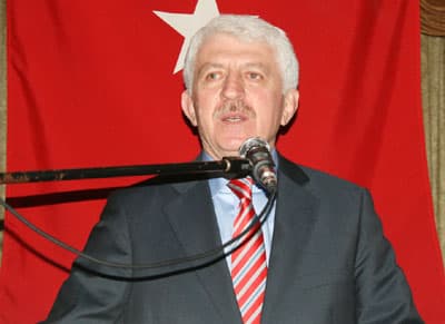<font face="Arial" size="2" color="#000000"><strong>Hakkımı Helal Ediyorum, Sizlerde Bana Helal Edin</strong></font><br /><br /><font face="Arial" size="2">Duygusal bir konuşma yapan Başkan Aziz Duran, <font color="#333399">&ldquo;Beni &ccedil;ok duygulandırdınız. B&ouml;yle g&uuml;nlerde konuşma yapmak ger&ccedil;ekten zor oluyor. Ben de sizlere teşekk&uuml;r ediyorum&rdquo;</font> dedi. <br /><br />Sakarya&rsquo;yı hep birlikte bu g&uuml;nlere getirdiklerini s&ouml;yleyen Aziz Duran, <font color="#333399">&ldquo;Dile kolay 15 yıldır birlikteyiz. Beraber &ccedil;ok g&uuml;zel g&uuml;nlerimiz oldu, &ccedil;ok zor g&uuml;nlerimiz oldu. Fakat her zorluğu birlikte aştık ve bu g&uuml;zel g&uuml;nlere geldik. Bug&uuml;n artık belediyedeki g&ouml;revimizi tamamlıyoruz. Ben g&ouml;n&uuml;l rahatlığıyla g&ouml;revimi devrediyorum. Bende sizleri unutmayacağım. Bu gecedeki fotoğrafları evimin en g&uuml;zel yerinde saklayacağım. Hepinize ayrı ayrı teşekk&uuml;r ediyorum. Ben hepinize hakkımı helal ediyorum, sizlerde bana helal edin&rdquo;</font> diye konuştu.<br /><br />Belediye personeli başkan Duran&rsquo;ın konuşmasını dakikalarca ayakta alkışladı.</font>