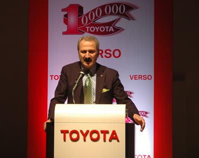 <p><strong><font face="Arial" size="2">Biri Kalp Krizi 4'&uuml; Ekonomik Kriz</font></strong><br /><br /><font face="Arial" size="2">Toyota'nın başarılı &ccedil;alışmalara imza attığını belirten Bakan Zafer &Ccedil;ağlayan ise, kriz d&ouml;neminde yeni bir markanın &uuml;retilmesinin &ccedil;ok olumlu olduğunu s&ouml;yledi. &Ccedil;ağlayan, hayatında <strong>&quot;Biri kalp krizi 4'&uuml; ekonomik kriz&quot;</strong> olmak &uuml;zere 5 kriz g&ouml;rd&uuml;ğ&uuml;n&uuml; belirterek, ancak bu krizden &ccedil;ıkılacağını s&ouml;yledi.</font></p><p><font face="Arial" size="2"><strong>Otomotiv Sekt&ouml;r&uuml;ne M&uuml;jdeli Haber</strong><br /><br />&nbsp;T&uuml;rkiye'nin kısa s&uuml;re i&ccedil;inde otomotiv &uuml;ss&uuml; olacağını belirten &Ccedil;ağlayan,<font color="#333399"> &quot;Kısa bir s&uuml;re i&ccedil;inde T&uuml;rkiye'yi Avrupa ve d&uuml;nyanın &ccedil;ok &ouml;nemli otomotiv &uuml;slerinden, &uuml;retim &uuml;slerinden biri olması i&ccedil;in &ccedil;ok &ouml;nemli programlar yapıyoruz. Cumhuriyet tarihinde ilk defa sekt&ouml;r stratejisi hazırladık. Bu 22'si sanayi sekt&ouml;r&uuml;yle ilgili, 5'i de sanayi ve hizmet sekt&ouml;r&uuml;yle ilgili 27 sekt&ouml;r&uuml;n stratejini hazırladık. Bu &ccedil;er&ccedil;evede bakanlılığımız, &ccedil;eşitli kurumların verdiği desteklerle eski adıyla 'tabela envanteri', şimdiki adıyla 'girişim bilgi sistemleri' hazırladık. Bu sayede sekt&ouml;rlerin tamamını, ne kadar &uuml;rettiğini, ne kadar insan &ccedil;alıştırdığını, doğal k&uuml;melenmelerin ne kadar olduğunu verecek tabloları elde ettik. Otomotiv sekt&ouml;r&uuml;ne h&uuml;k&uuml;metimizin desteği yan sanayisiyle, b&uuml;t&uuml;n alanlarıyla devam ediyor. Bu daha fazla olacak. Ve yeni teşvik sistemi, gerek otomotiv end&uuml;strisi, gerek yan sanayiyle ilgili, bakanlar kurulunda nisan ayıdan g&ouml;r&uuml;ş&uuml;lecek. <strong>Nisan ayında a&ccedil;ıklanacak yeni teşvik sistemiyle otomotiv sekt&ouml;r&uuml; ayrıcalıklı &ouml;zel proje bazında desteklenecek. Bu teşvik sistemiyle T&uuml;rkiye otomotiv sekt&ouml;r&uuml;n&uuml;n &uuml;ss&uuml; olacak.</strong> Benim şimdiye kadar konuştuğum bir&ccedil;ok uluslararası yatırımcı, bir&ccedil;ok &uuml;nl&uuml; marka T&uuml;rkiye'ye yatırım yapmak konusunda karar aşamasına gelmişlerdi. Ancak son d&ouml;nemde &ccedil;ıkan k&uuml;resel kriz, t&uuml;m d&uuml;nyayı dolayısıyla ihracatı y&uuml;zde 92'si sanayi olan T&uuml;rkiye'yi ş&ouml;yle ya da b&ouml;yle etkilemiştir. Umut ediyorum ki en ge&ccedil; yıl sonu ya da 2010 tarihine kadar T&uuml;rkiye'ye &ccedil;ok sayıda uluslararası yatırımcı T&uuml;rkiye gelecek. T&uuml;rkiye'yi otomotiv &uuml;ss&uuml; haline getireceklerdir&quot;</font> dedi.<br /></font></p>