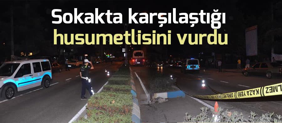 Sokakta karşılaştığı husumetlisini ayağından vurdu
