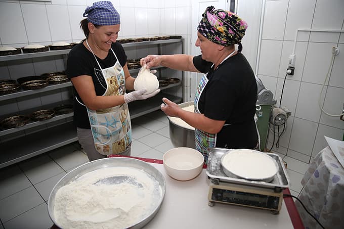 Depremde enkazdan topladığı tuğlalarla fırın yaptı ve...
