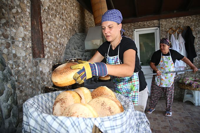 Depremde enkazdan topladığı tuğlalarla fırın yaptı ve...