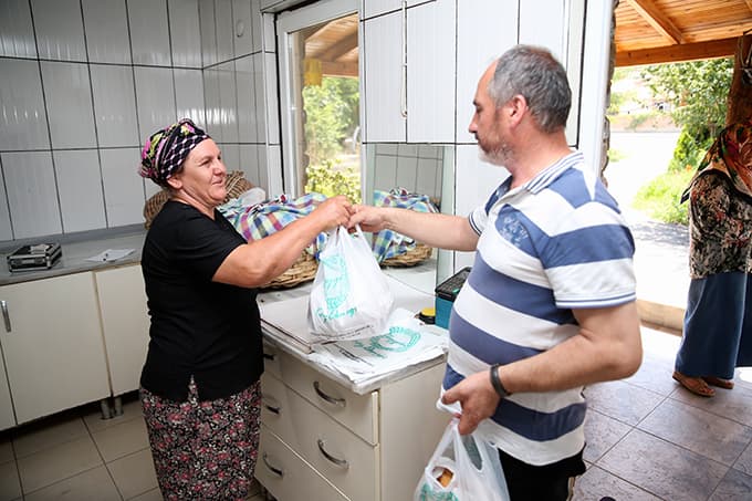 Depremde enkazdan topladığı tuğlalarla fırın yaptı ve...