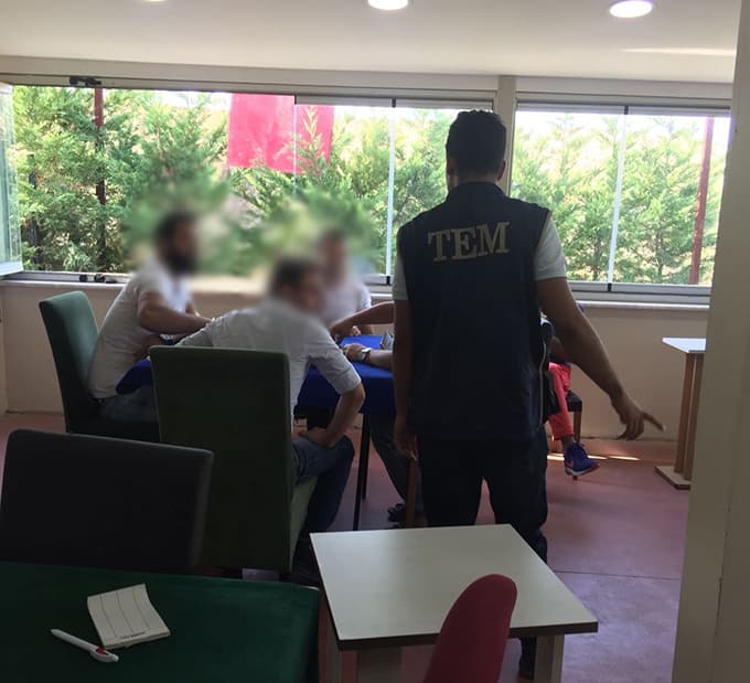 Aranan 4 şahıs kafede yakalandı