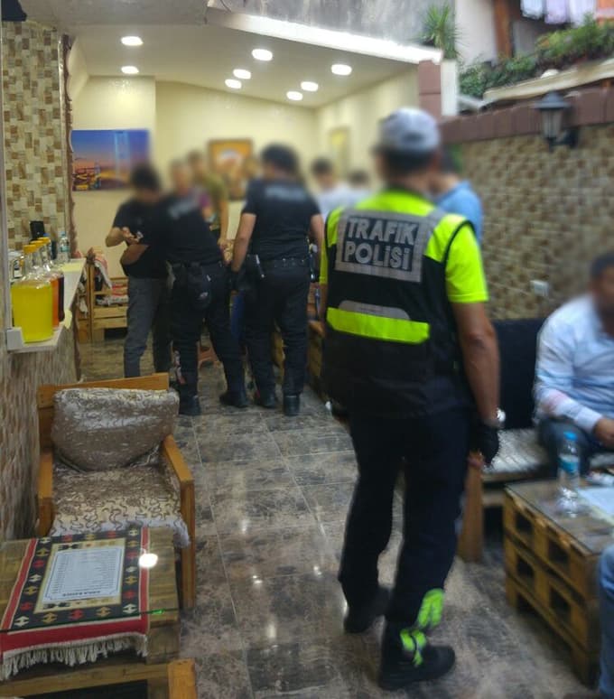 Aranan 4 şahıs kafede yakalandı