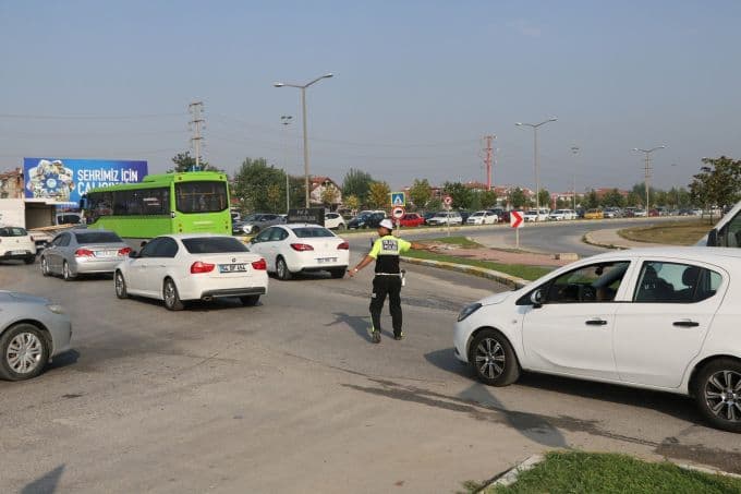 Sakarya'da okullar açıldı, trafik durma noktasına geldi