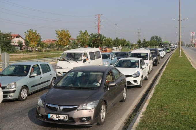 Sakarya'da okullar açıldı, trafik durma noktasına geldi