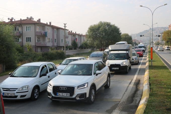 Sakarya'da okullar açıldı, trafik durma noktasına geldi