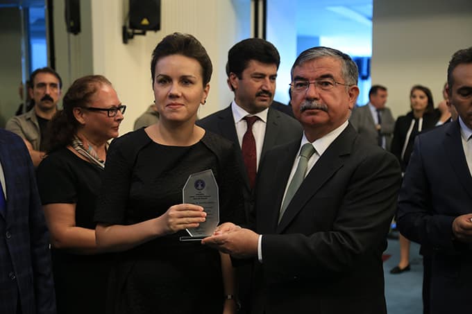 <font face="arial,helvetica,sans-serif" size="2"><strong>Sakarya Valisi İrfan Balkanlıoğlu'nu makamında ziyaret eden Yılmaz, burada gazetecilere yaptığı a&ccedil;ıklamada, T&uuml;rkiye'de eğitim olanaklarının &ccedil;ok iyi seviyelere geldiğini anlattı.</strong><br /><br />&Ouml;rg&uuml;n ve yaygın eğitim bir arada dikkate alındığında 2002-2003'te &ouml;ğrenci sayısının 156 binin &uuml;zerindeyken bug&uuml;n 246 binin &uuml;zerinde olduğunu kaydeden Yılmaz, &quot;Bunlardan sadece 180 bini &ouml;rg&uuml;n eğitimde. Derslik sayısı &ouml;rg&uuml;n ve yaygın eğitimde 4 bin 450 iken 8 bin 512'ye ulaştı. Bunun 6 bin 500'den fazlası &ouml;rg&uuml;n eğitim i&ccedil;erisinde. &Ouml;ğretmen sayımız, halk eğitim de dahil olmak &uuml;zere 2002-2003'te 6 bin 664't&uuml;, şimdi 12 bin 412. Yani y&uuml;zde 100'den fazla bir &ouml;ğretmenimiz var. Yine kaliteli bir eğitim i&ccedil;in aranan unsurlardan birisi derslik başına d&uuml;şen &ouml;ğrenci sayısı. T&uuml;rkiye'de 36 idi biz bunu 24'e d&uuml;ş&uuml;rd&uuml;k.&quot; değerlendirmesini yaptı.<br /><br />2002'de y&uuml;zde 10 civarında olan okul &ouml;ncesi eğitimin ge&ccedil;en yıl &quot;br&uuml;t olarak y&uuml;zde 70'e &ccedil;ıktığını&quot; dile getiren Yılmaz, eğitimde kalite arttırılmak isteniyorsa mutlaka okul &ouml;ncesi eğitime &ouml;nem verilmesi gerektiğini vurguladı.<br /><br /><strong>Bakan Yılmaz, ş&ouml;yle devam etti:</strong><br /><br />&quot;Genel itibarıyla hep şunu s&ouml;yl&uuml;yorlar, 'Verin 7 yılı, alın 70 yılı' 7 yıl dedikleri, 3 yıl okul &ouml;ncesi 4 yıl da ilkokul. &Ccedil;ocuğun şekillendiği eğitimle ilgili temel değerlerin atıldığı bir d&ouml;nem. Dolayısıyla da okul &ouml;ncesi eğitime değer veriyoruz. Bilimsel araştırmalarla da ispatlanmıştır ki bir yıl okul &ouml;ncesi eğitim alan, almayana g&ouml;re daha başarılı. İki yıl okul &ouml;ncesi eğitim alan da bir yıl alana kıyasla daha başarılı, &uuml;&ccedil; yıl okul &ouml;ncesi eğitim alan da iki yıl eğitim alana g&ouml;re daha başarılı. Biz sayın başbakanımızın da talimatıyla okul &ouml;ncesi eğitimi 5 yaşa 1 yıl olacak şekilde yaygınlaştıracağız. Daha sonra bunu 4-5 şeklinde d&uuml;zenleyeceğiz. Milli Eğitim Bakanlığının 2015-2019 stratejik planında ise 2019 yılında okul &ouml;ncesi eğitimi 5 yaşa y&ouml;nelik olarak y&uuml;zde 92 hedefinin yakalanması &ouml;ng&ouml;r&uuml;lm&uuml;ş. Biz inşallah bunu yakalayacağız.&quot; <br /><br />Okul &ouml;ncesi eğitim hari&ccedil; diğer okullarda taşımalı eğitimin s&ouml;z konusu olduğunu anımsatan Yılmaz, &quot;Okul &ouml;ncesi eğitimde ise hi&ccedil;bir &ouml;ğrenciyi taşımayacağız. Kapanmış okulları tekrar a&ccedil;ıyoruz, &ouml;ğretmeni taşıyacağız. Dolayısıyla okul &ouml;ncesi eğitimdeki evlatlarımızı eğitsin diye &ouml;ğretmen taşınacak.&quot; dedi. <br /><br />Kaliteli bir eğitim i&ccedil;in derslik başına &ouml;ğrenci sayısı kadar &ouml;ğretmen başına d&uuml;şen &ouml;ğrenci sayısının da &ouml;nemli olduğunu anlatan Yılmaz, şunları kaydetti:<br /><br />&quot;T&uuml;rkiye genelinde toplam ortalaması 28 iken 17'ye d&uuml;şt&uuml;. Sakarya'da bir adım daha iyiyiz. 2002 yılında ilk&ouml;ğretimde 28 &ouml;ğrenciye bir &ouml;ğretmen d&uuml;ş&uuml;yorken, şimdi 16 &ouml;ğrenciye bir &ouml;ğretmen d&uuml;ş&uuml;yor. Bizim d&ouml;nemimizde 588 milyon liranın &uuml;zerinde bir yatırımı Sakarya'da ger&ccedil;ekleştirdik. Şu anda devam eden yatırımlarımız da 90 milyonun &uuml;zerinde. &Ouml;z&uuml; şu, T&uuml;rkiye'nin eğitimde bug&uuml;n&uuml; d&uuml;nden &ccedil;ok daha iyi. Sakarya'nın da eğitiminin bug&uuml;nk&uuml; hali d&uuml;nden &ccedil;ok daha iyi ama hedeflerimiz b&uuml;y&uuml;k. 'T&uuml;rkiye'yi &ccedil;ağdaş uygarlık seviyesinin &uuml;zerine &ccedil;ıkaralım, insanımızı mutlu kılalım, hayatla daha fazla bağlantısı olsun' diyoruz. Bunun da eğitimle sağlanacağının farkındayız. &Ouml;ncelikli g&uuml;ndemimiz eğitim. 'Nasıl yaparız da eğitimin kalitesini daha da artırabiliriz?' diye d&uuml;ş&uuml;n&uuml;yoruz. İki değişmez hedefimiz var. Birisi fırsat eşitliğini sağlamak, birisi daha kaliteli eğitim vermek. Ge&ccedil;mişe kıyasla iyi bir noktadayız. Allah nasip ederse &ouml;n&uuml;m&uuml;zdeki d&ouml;nemde kaliteli eğitim verme doğrultusunda ve fırsat eşitliğini sağlama konusunda b&uuml;y&uuml;k mesafe alacağımızı s&ouml;ylemek isterim.&quot;<br /><br />Bakan Yılmaz, ayrıca Sakarya'ya ikinci &uuml;niversite ve bir fen lisesinin daha yapılması i&ccedil;in başlatılan &ccedil;alışmaların devam ettiğini s&ouml;zlerine ekledi. <br /><br />Konuşmanın ardından Vali Balkanlıoğlu, Yılmaz'a hediye takdim etti. <br /><br />Bakan Yılmaz daha sonra kentten ayrıldı.</font>