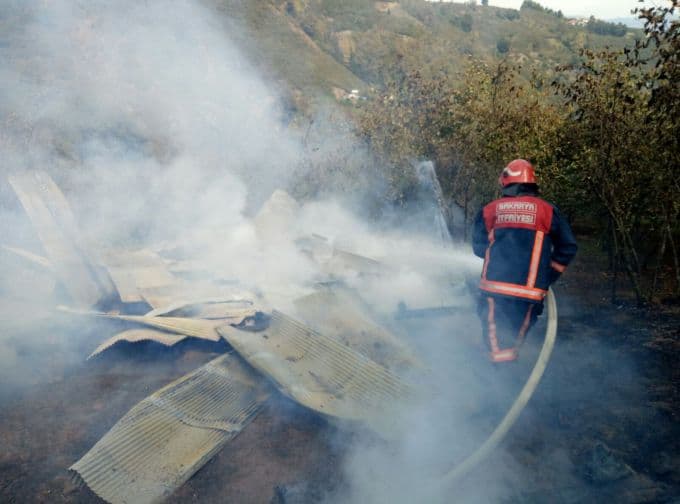 Fındık bahçesinde bulunan baraka küle döndü