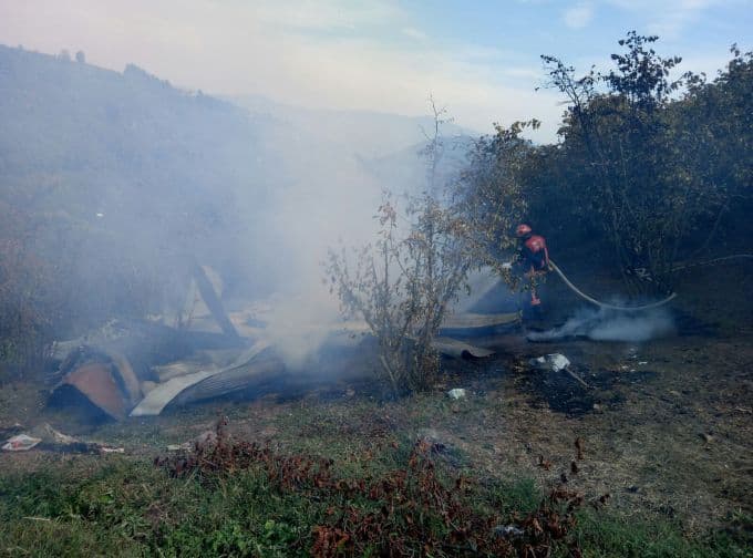 Fındık bahçesinde bulunan baraka küle döndü