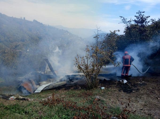 Fındık bahçesinde bulunan baraka küle döndü