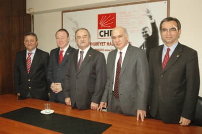 <font face="arial,helvetica,sans-serif" size="2"><strong>&Uuml;lke Bor&ccedil; Batağında</strong><br /><br />Krizle birlikte işten &ccedil;ıkarmalar ile kapanan iş yerlerinin &ccedil;oğaldığına dikkat &ccedil;eken Selvi, s&ouml;zlerine ş&ouml;yle devam etti: &quot;<font color="#333399">Bug&uuml;n &uuml;lkede insanlar iş bulamıyor. Bulanlar ya az &ccedil;alıştırılıyor ya da işten &ccedil;ıkarılıyor. Bu da yetmezmiş gibi esnaf, &ccedil;ift&ccedil;i, memur, emekli i&ccedil;in bir şey yapılmıyor. &Uuml;lke zaten bor&ccedil; batağında, insanlar bor&ccedil; batağında toplumun her kesimi b&uuml;y&uuml;k ızdırap &ccedil;ekiyor.&quot;<br /><br /><strong><font color="#000000">Bunlar Laiklikten Koptuğumuzu G&ouml;stermez</font></strong><br /></font><br />Selvi, bir soruya ş&ouml;yle karşılık verdi: <font color="#333399">&quot;Partimiz son d&ouml;nemlerde dini a&ccedil;ılımlar yaptı. Bunlar &ccedil;arşaf, Kur'an kursu, İstanbul B&uuml;y&uuml;kşehir Belediyesi adayı Kemal Kılı&ccedil;daroğlu'nun hadisli broş&uuml;rle oy istemesi. Bunlar laiklikten koptuğumuzu g&ouml;stermez.&quot;</font></font>