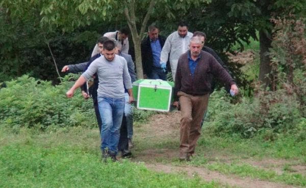 Belediye işçisi kendini ağaca astı