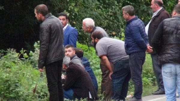 Belediye işçisi kendini ağaca astı