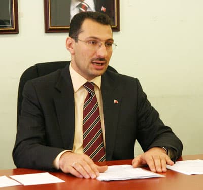 <font size="2"><font face="Arial"><font color="#000000"><strong>Toplam 5 Bin 500 <br /></strong></font><br />Başkan Yavuz<font color="#333399"> &ldquo;Uzun bir s&uuml;redir yaptığımız &ccedil;alışmayla her sandık i&ccedil;in bir baş m&uuml;şahit, 3 gen&ccedil;, 3 bayan 3 de yetişkin olmak &uuml;zere toplam 10 kişi belirledik. Bu sayı Adapazarı il&ccedil;esinde toplam 5 bin 500 m&uuml;şahit anlamına geliyor. Programımızda ayrıca, b&uuml;y&uuml;kşehir belediye başkan adayı, Adapazarı Belediye Başkan adayı, il genel meclisi ve belediye meclis &uuml;yelerimiz de bir kez daha tanıtılacak&rdquo;</font> şeklinde onuştu.&nbsp; <br /><br /></font></font><font size="2"><font face="Arial"><strong>G&uuml;c&uuml;m&uuml;z&uuml; Herkes Bilir<br /></strong><br />Se&ccedil;im i&ccedil;in gereken teşkilat &ccedil;alışmalarının da tamamlandığını belirten Başkan Ali İhsan Yavuz şunları kaydetti: &ldquo;</font></font><font color="#333399"><font face="Arial" size="2">Bizim ne kadar g&uuml;&ccedil;l&uuml; bir teşkilat yapımız olduğunu herkes bilir. Her birimimizle se&ccedil;ime hazırız ve inanıyoruz ki yine sandıktan g&uuml;&ccedil;l&uuml; bir şekilde &ccedil;ıkacak, halka hizmeti AK Parti eliyle daha g&uuml;zel bir şekilde vermeye devam edeceğiz.&rdquo;</font><br /></font>